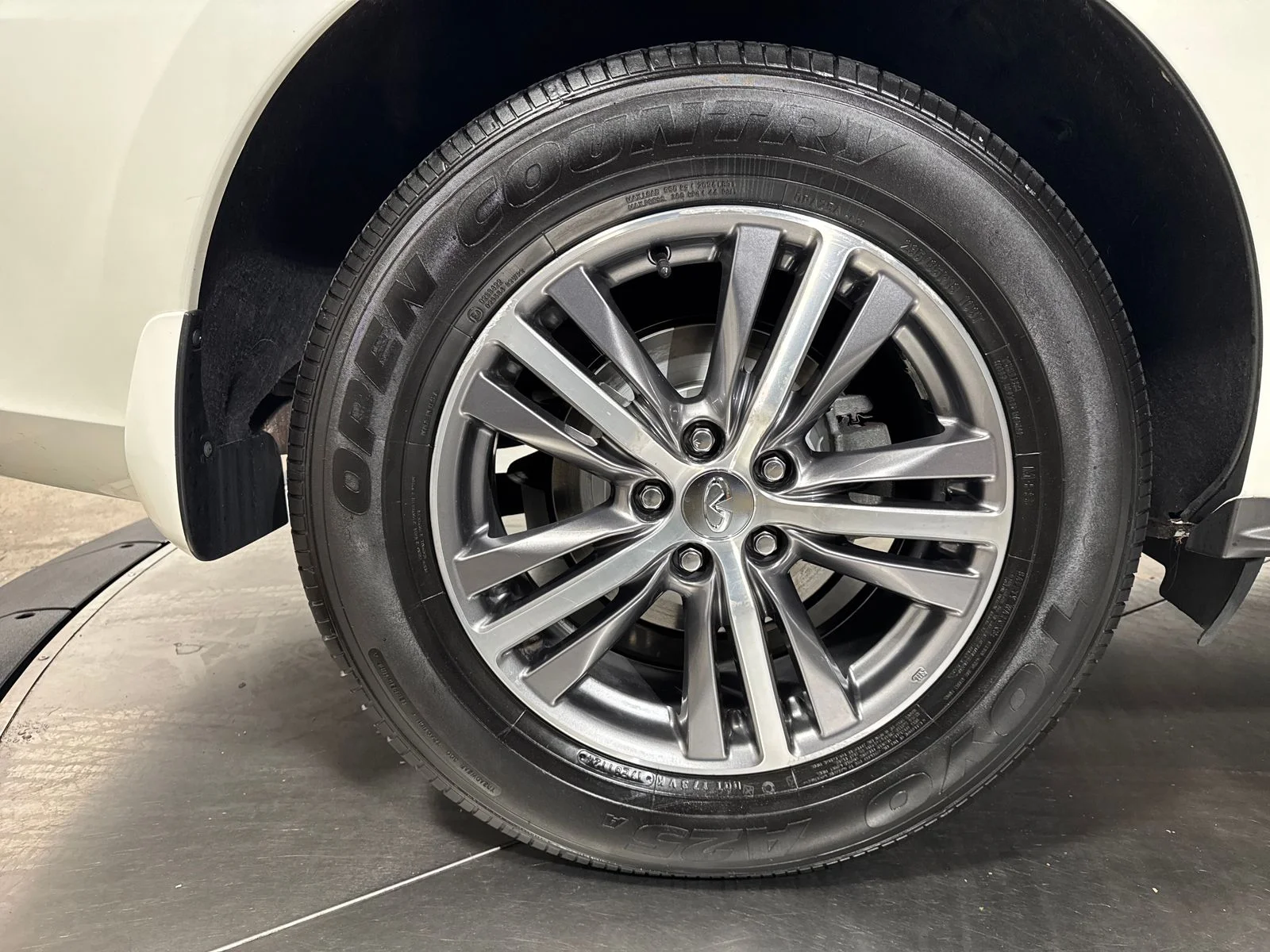Used 2019 White INFINITI LUXE image 13