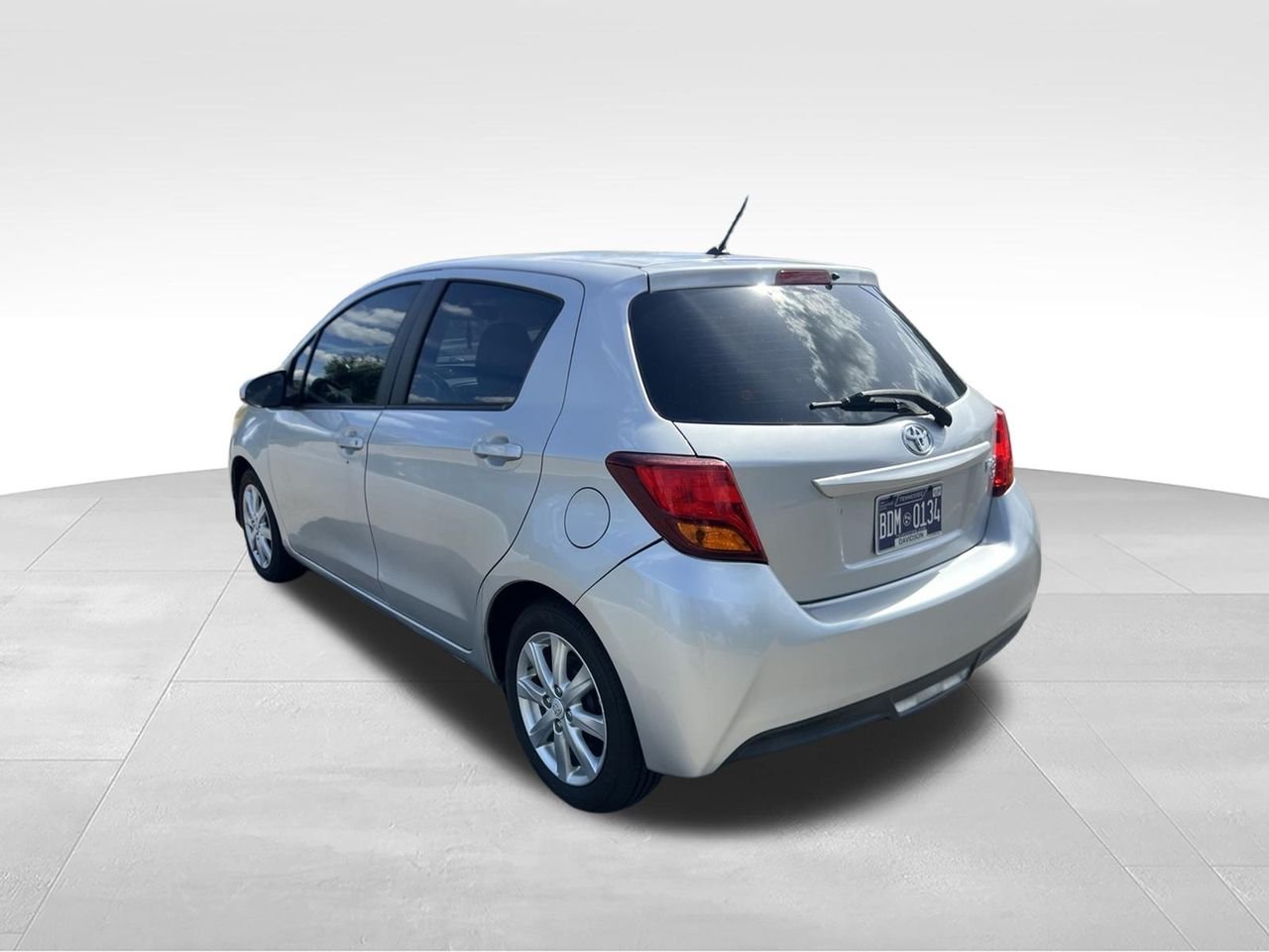 Used 2015 Silver Toyota LE image 6