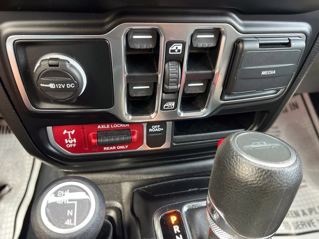 Certified Used 2022 White Jeep Mojave image 32