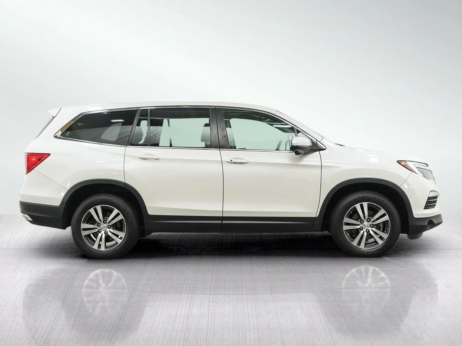 Used 2018 White Diamond Pearl Honda exl image 6