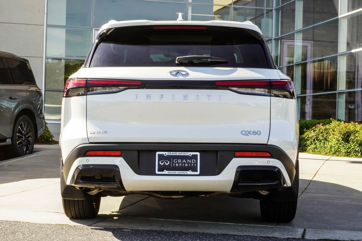 Used 2025 White INFINITI LUXE image 11