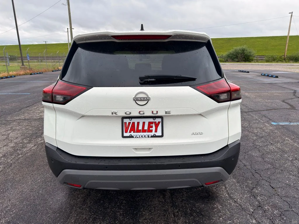 Used 2023 White Nissan S image 7