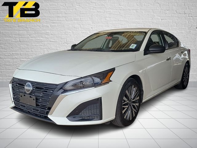 Used 2025 White Nissan 2.5 SV image 1