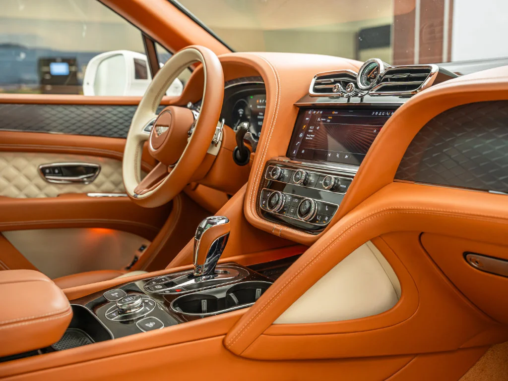 Used 2022 White Bentley V8 image 71