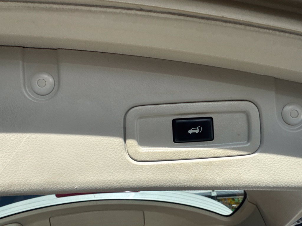 Used 2012 White Nissan SL image 28