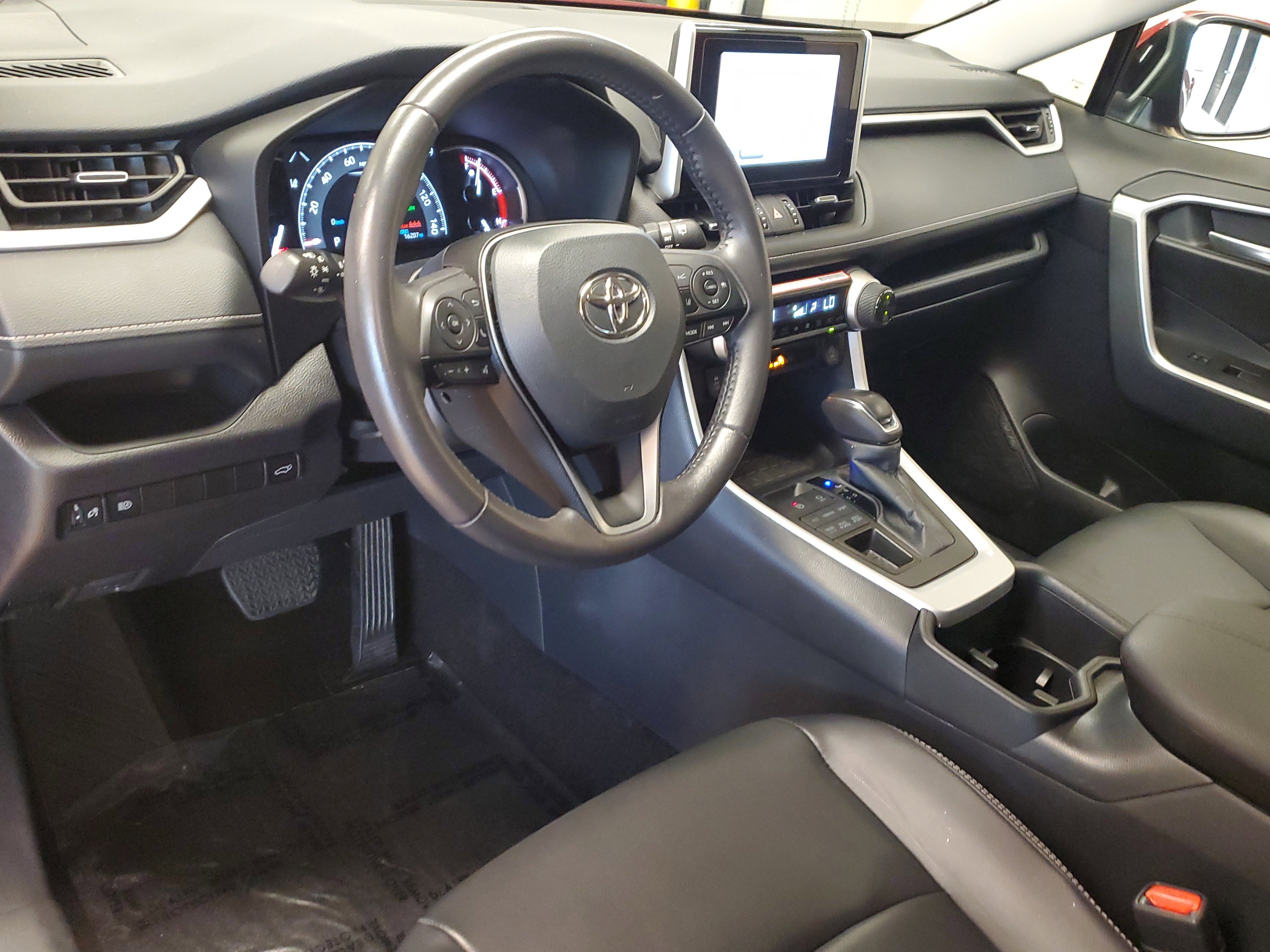 Used 2025 Pearl Toyota XLE Premium image 20