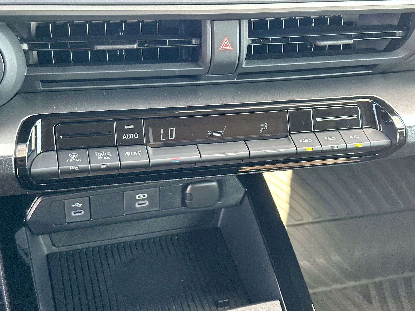 2025 Toyota Prius LE - Photo 18