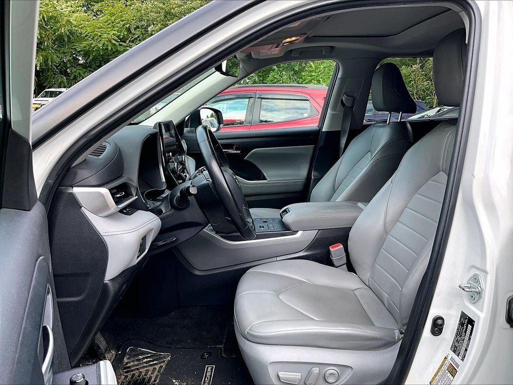 Used 2023 Beige Toyota XLE image 4