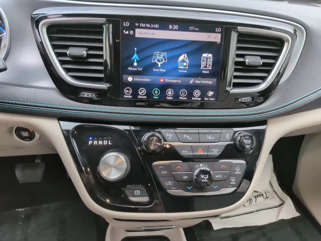 Used 2020 Crystal Metallic Chrysler Limited image 19