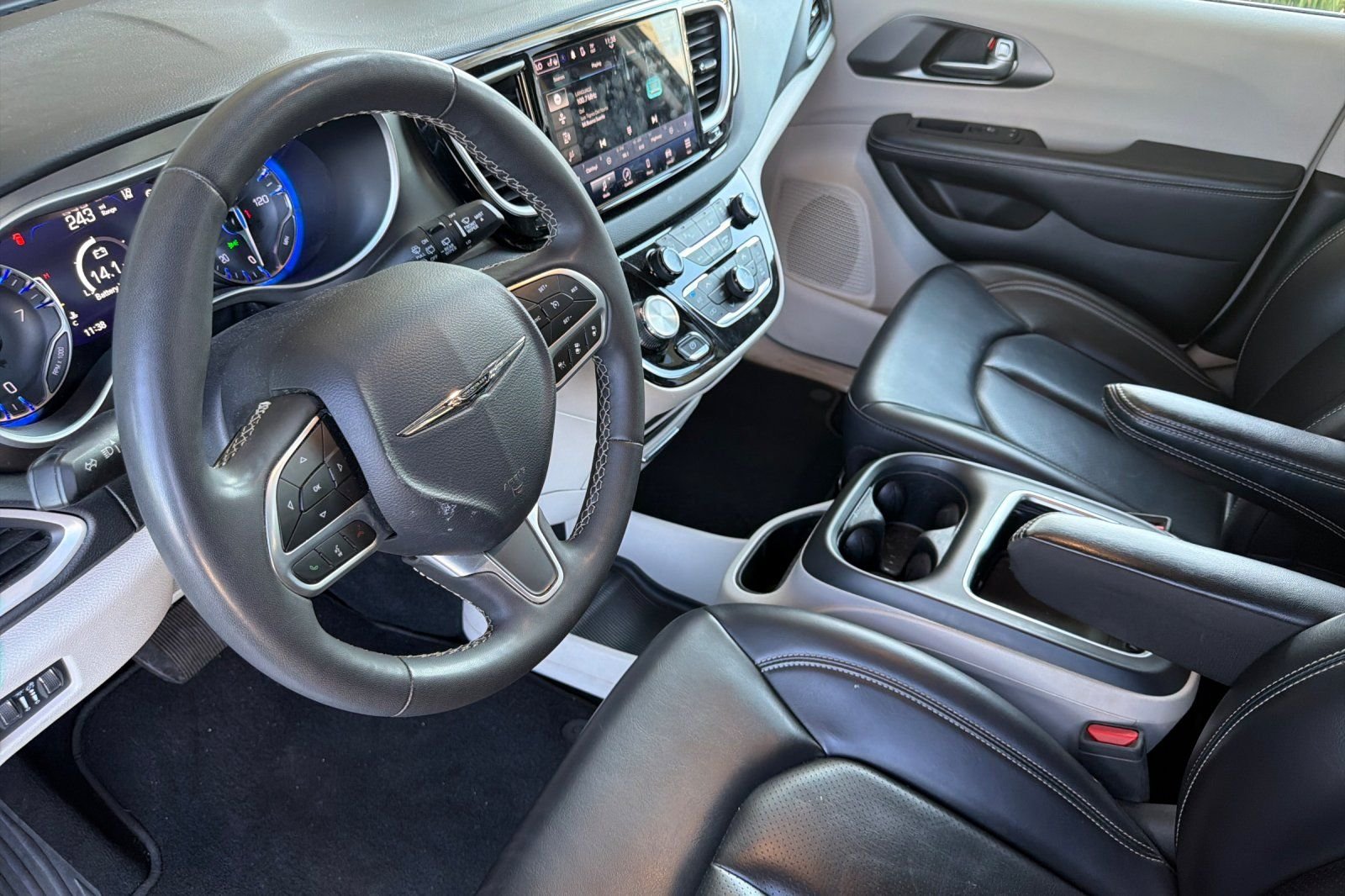 Used 2023 Silver Chrysler Touring L image 12