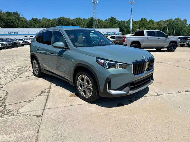 Used 2023 Green BMW xDrive28i image 11