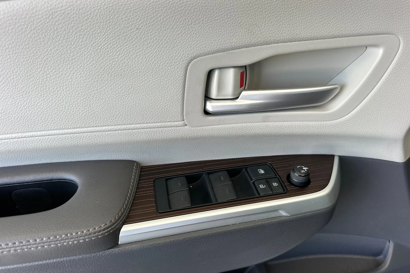 Used 2022 CELESTIAL SILVER MET Toyota XLE image 10