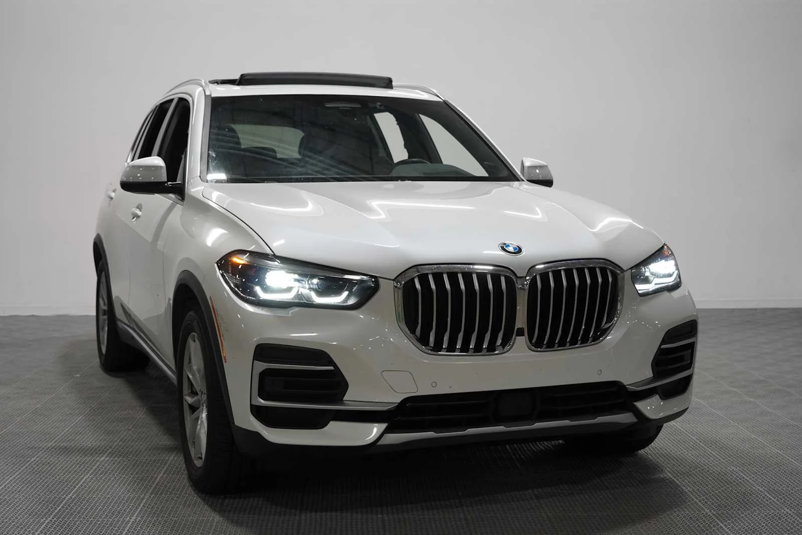 Certified Used 2023 Mineral White Metallic BMW xDrive40i image 3