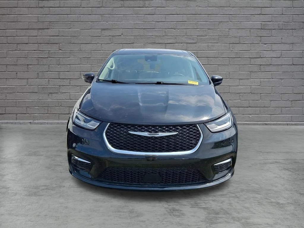 Used 2024 Diamond Black C Chrysler Touring L image 2