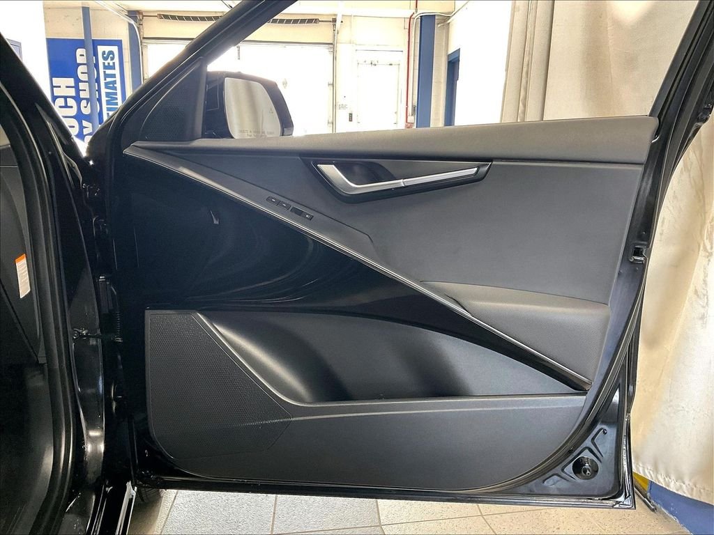 Used 2025 Black Kia Wind image 12