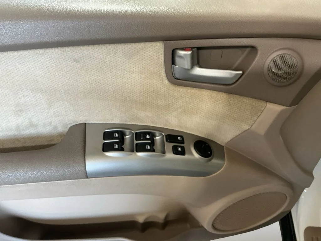 Used 2005 White Kia EX image 10