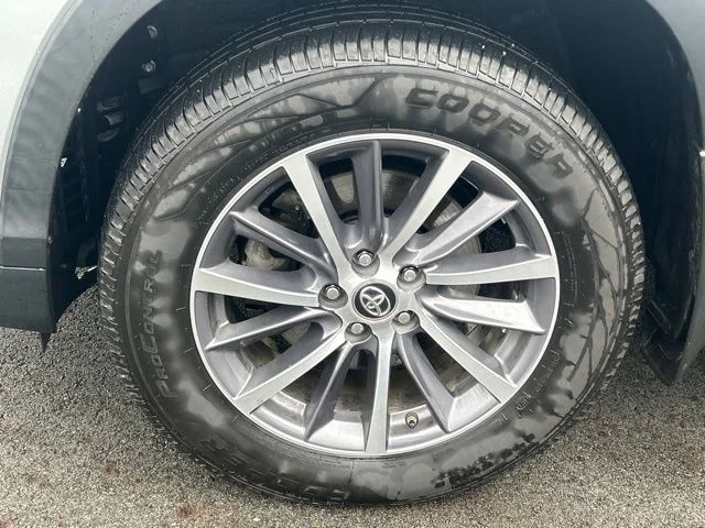 Used 2019 Silver Toyota XLE image 12