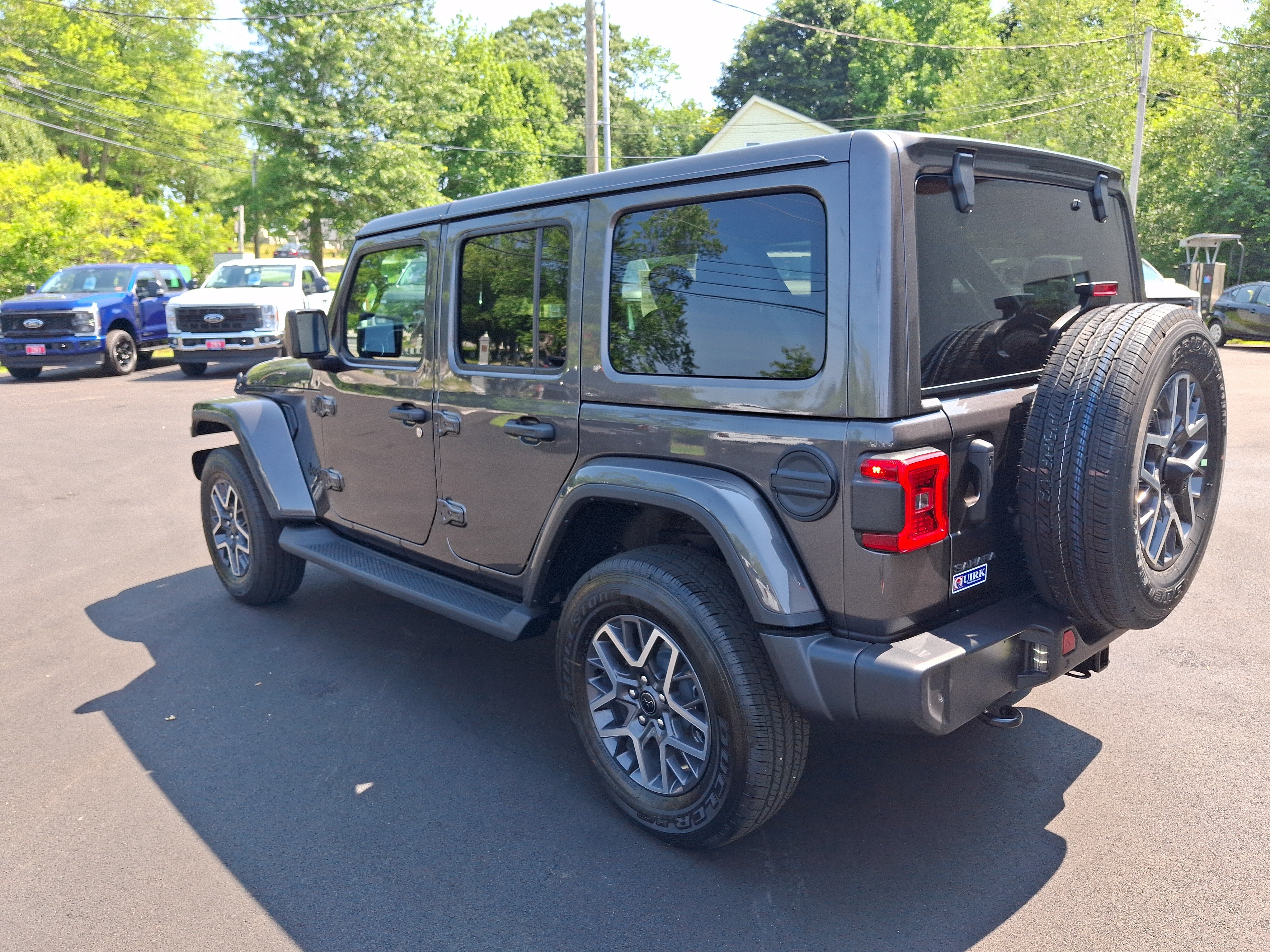 New 2026 Granite Crystal Metallic Clear-Coat Exterior Paint Jeep Sahara image 7