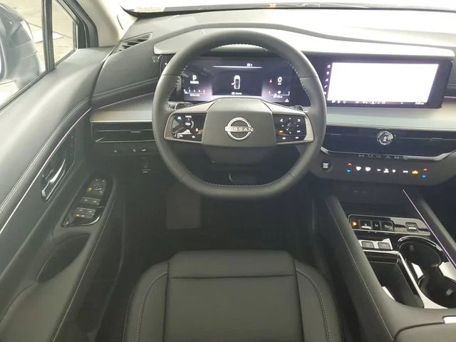 New 2025 Two-tone Everest White TriCoat / Super Black Nissan SL image 18