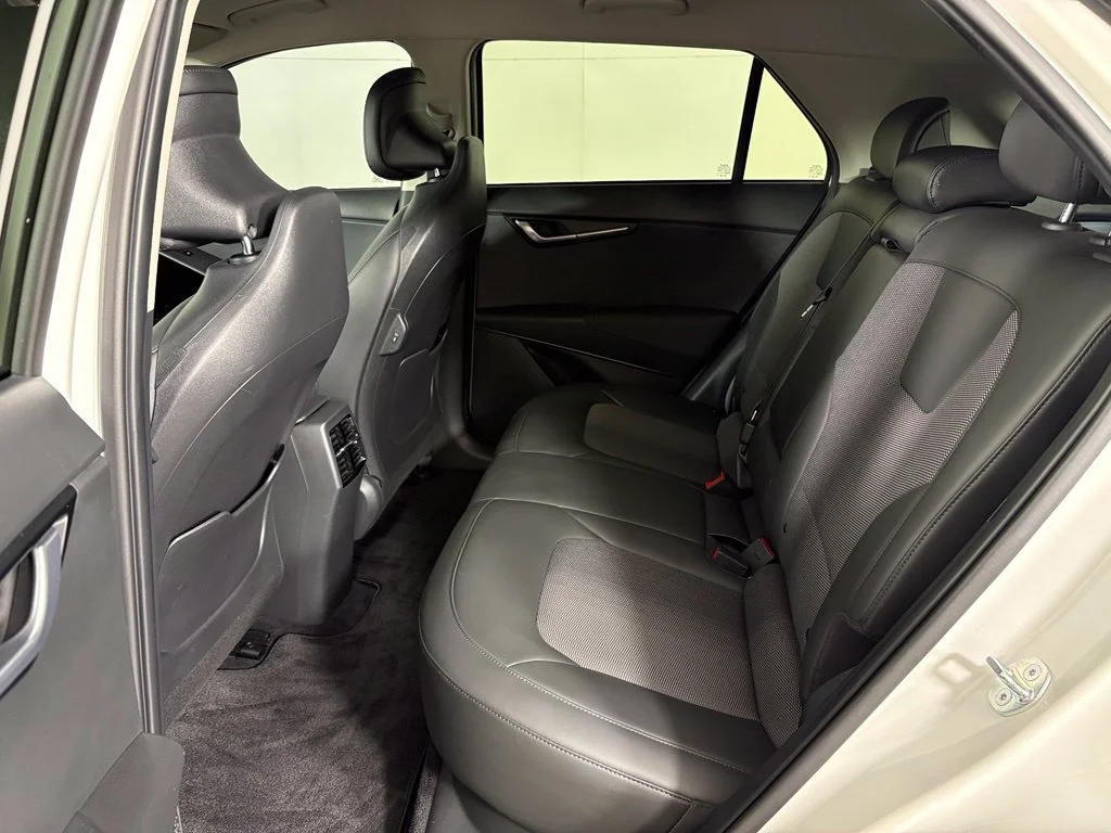 Used 2023 White Kia Wind image 36