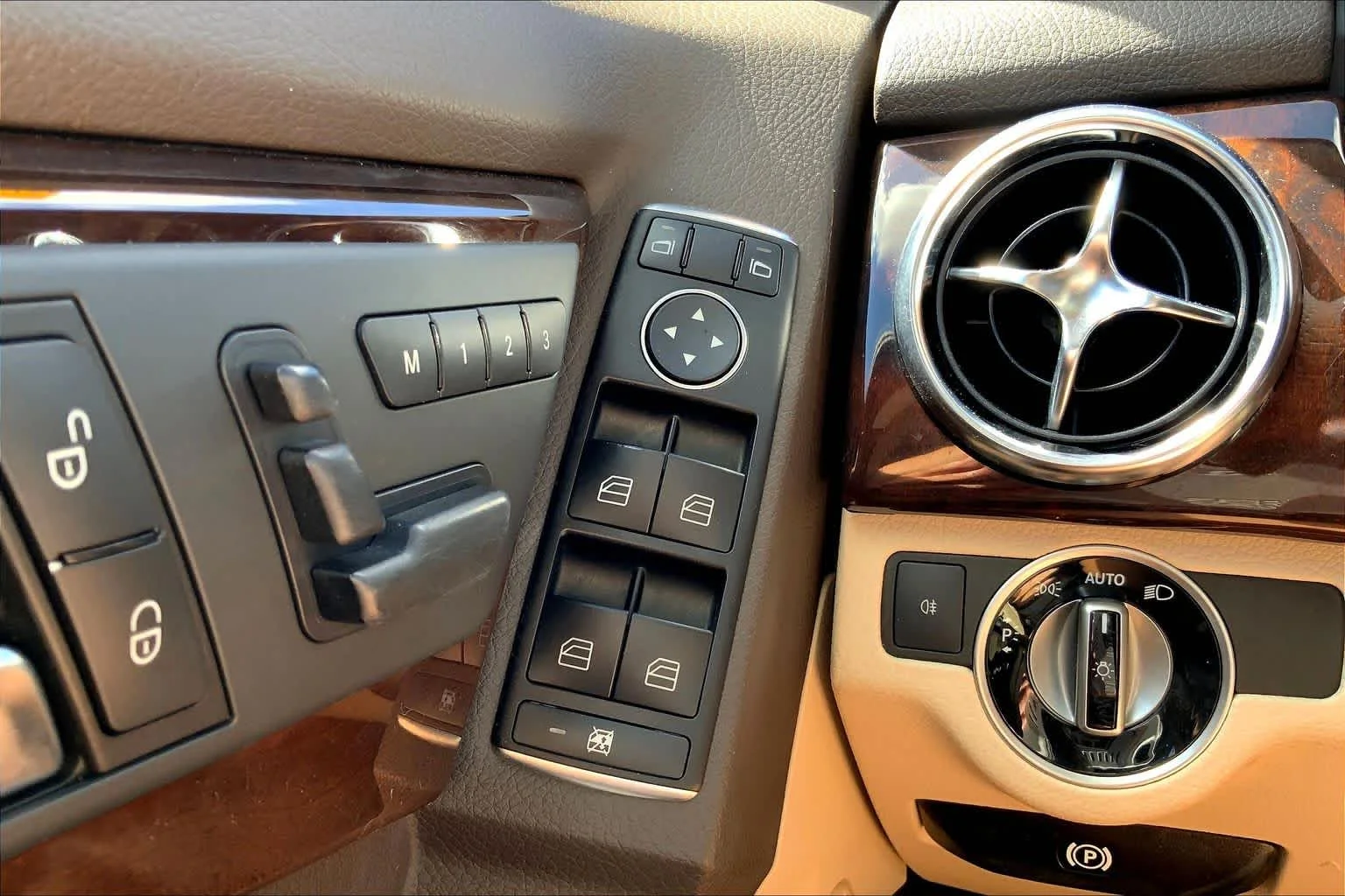 Used 2015 Lunar Blue Metallic Mercedes-Benz GLK 350 image 33