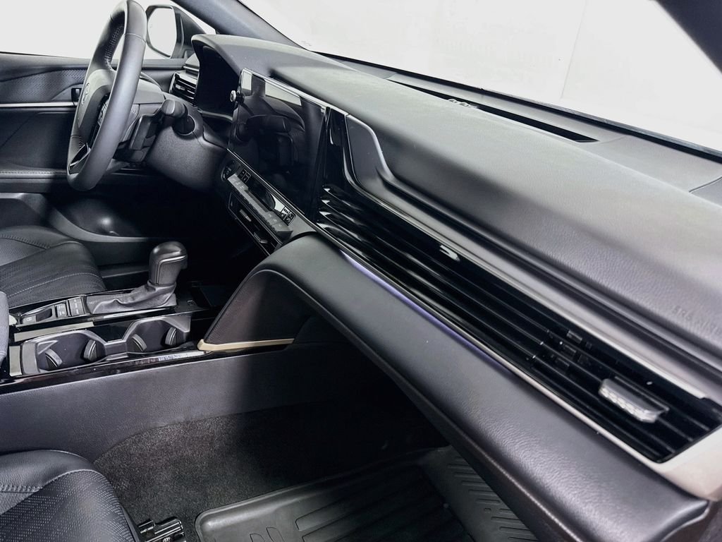 Used 2025 Wind Chill Pearl Toyota XSE image 27