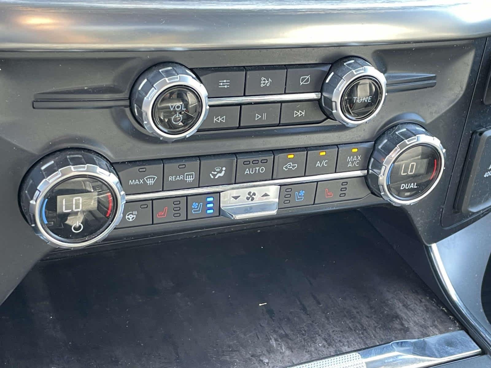 Used 2021 Agate Black Metallic Ford LARIAT image 33