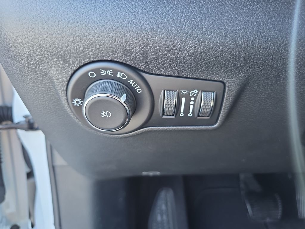 New 2026 Bright White Clear-Coat Exterior Paint Jeep Latitude image 17