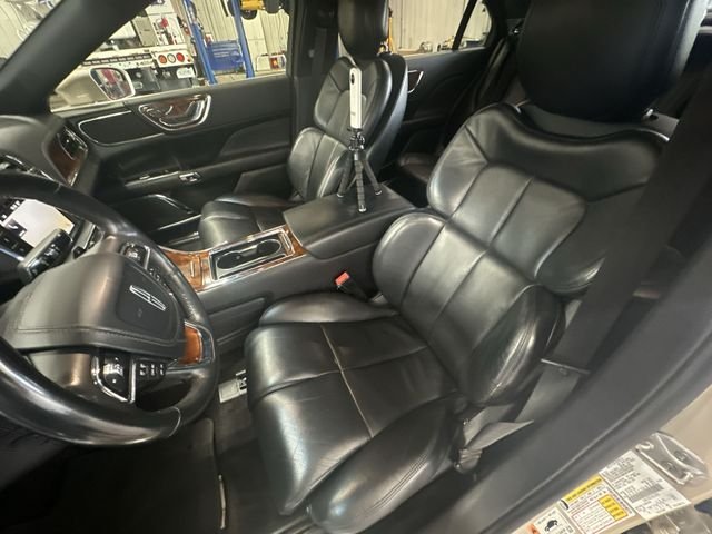 Used 2017 Gold Lincoln Select image 17