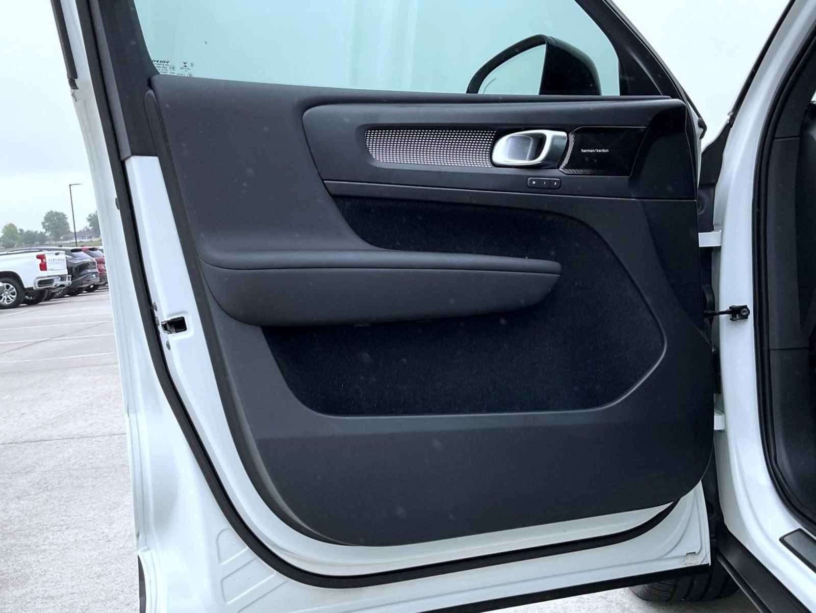 Used 2020 White Volvo R-Design image 9