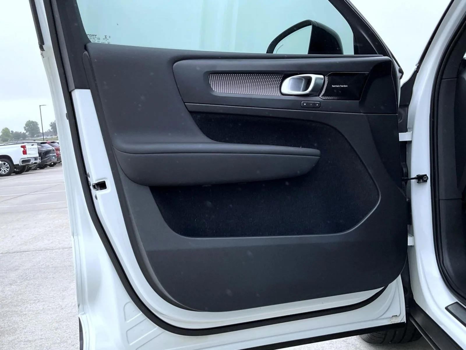 Used 2020 White Volvo R-Design image 9