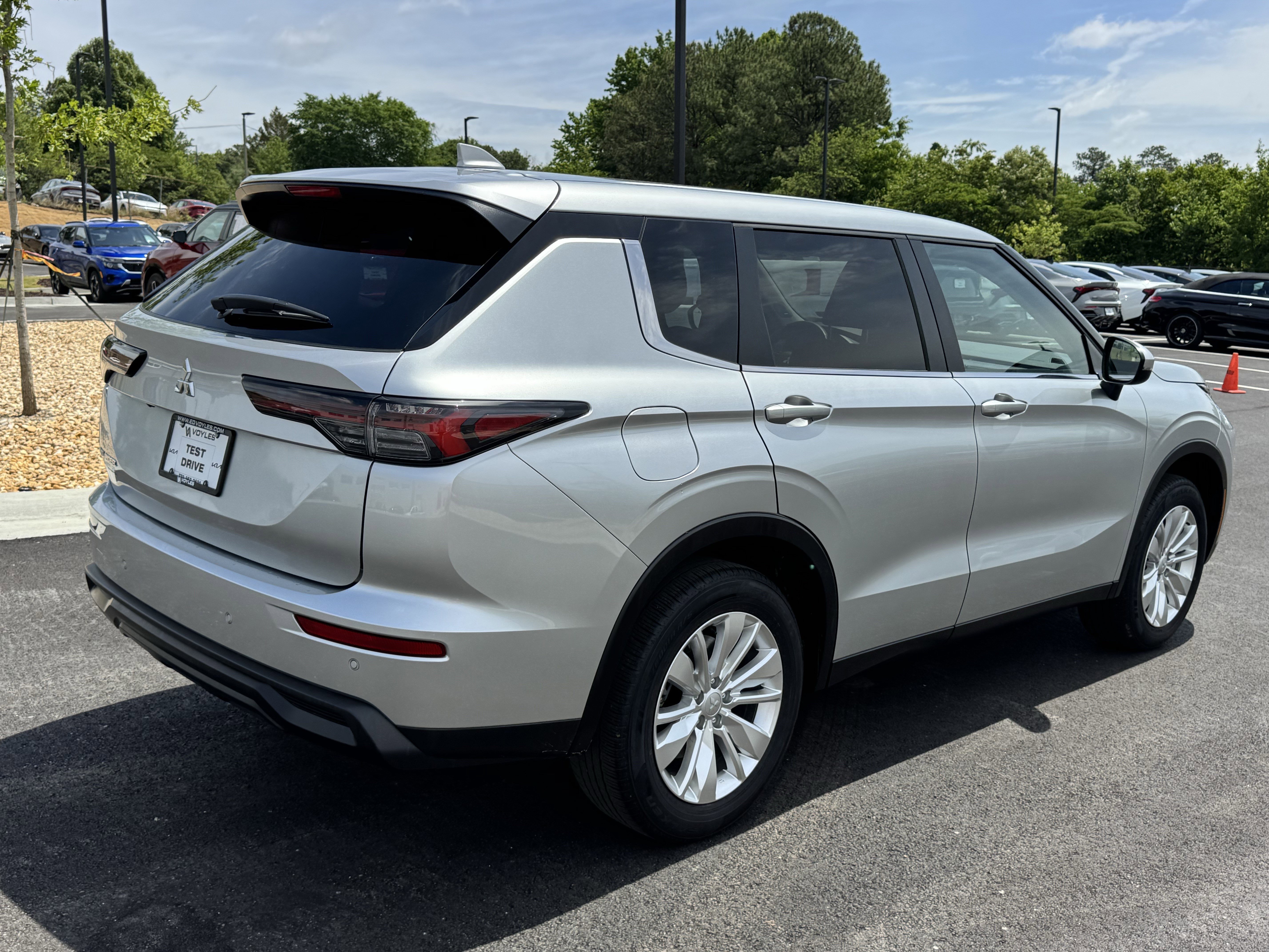 Used 2025  Mitsubishi ES image 7