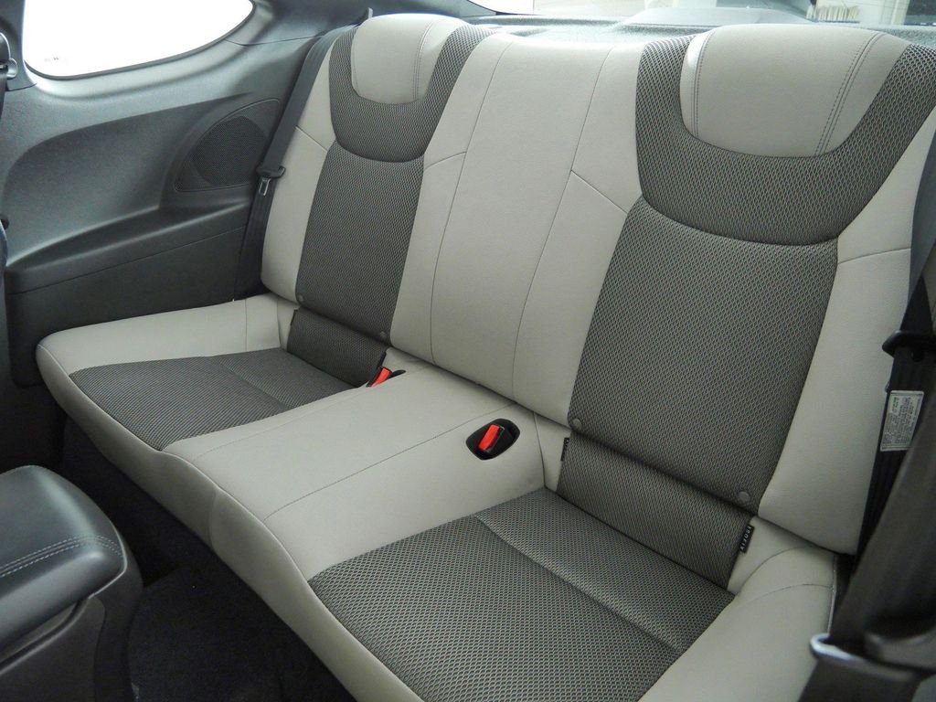 Used 2015 Black Hyundai 3.8 image 27