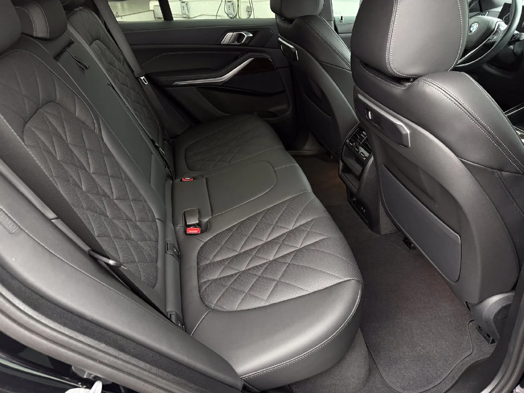 Used 2024  BMW sDrive40i image 18