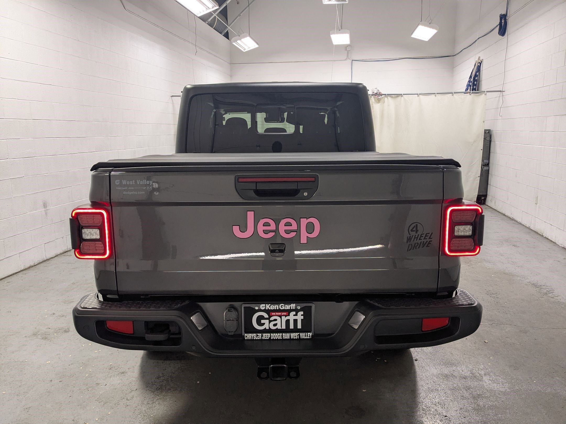 Used 2024 Granite Crystal Metallic Clearcoat Jeep Willys image 5