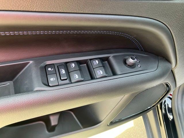 New 2026 Diamond Black Crystal Pearlcoat Jeep Latitude Altitude image 9