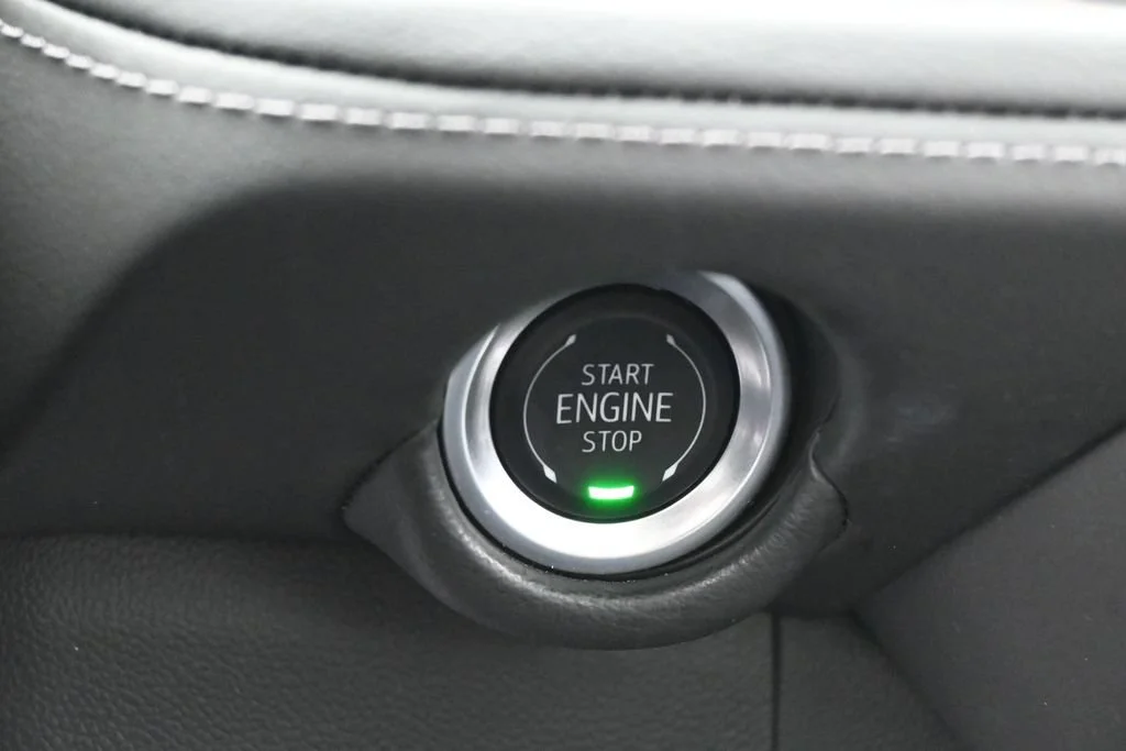Used 2025 Iridescent Pearl Tricoat Chevrolet Z71 image 21