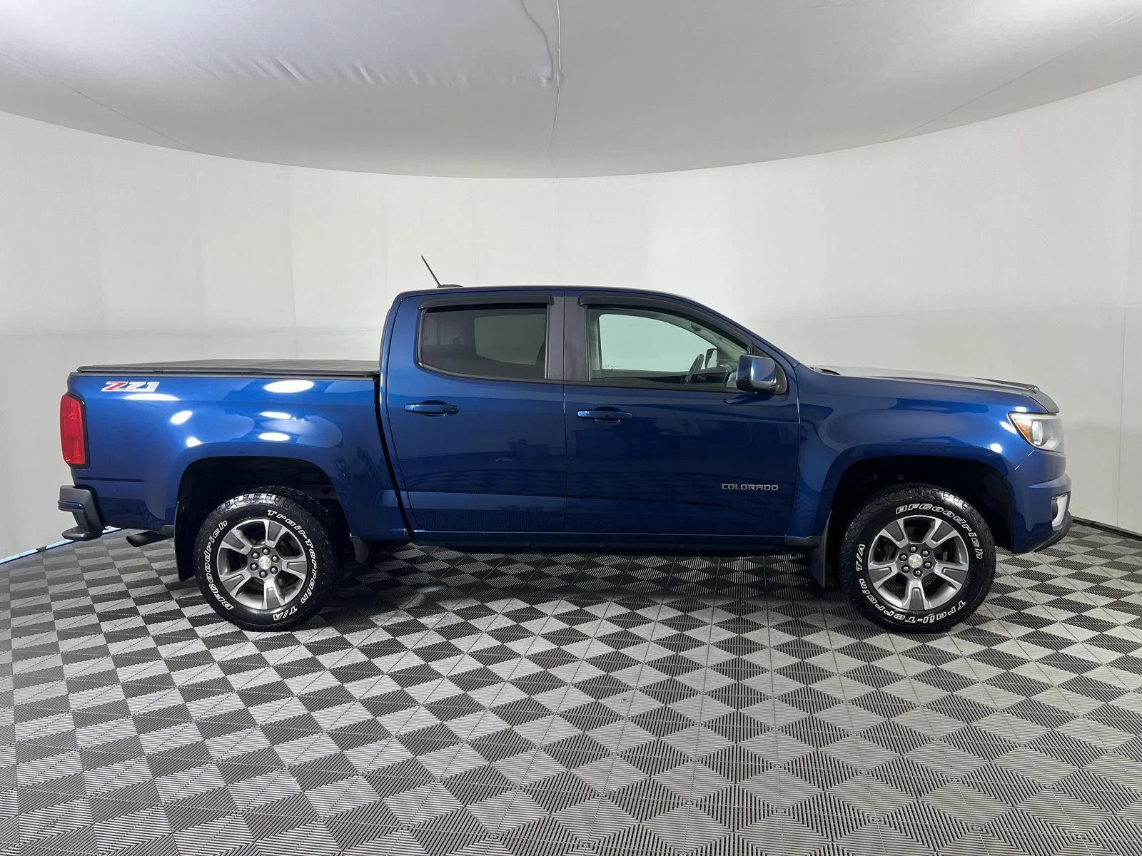 Used 2019 Pacific Blue Metallic Chevrolet Z71 image 25