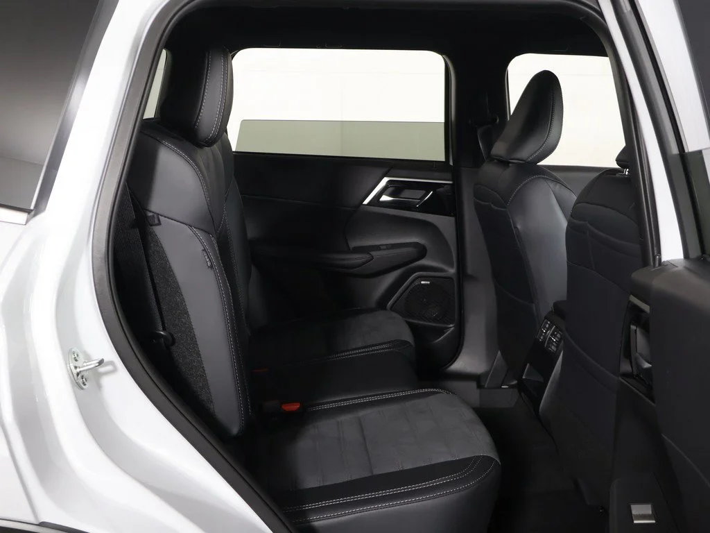 New 2027 White Mitsubishi LE image 30