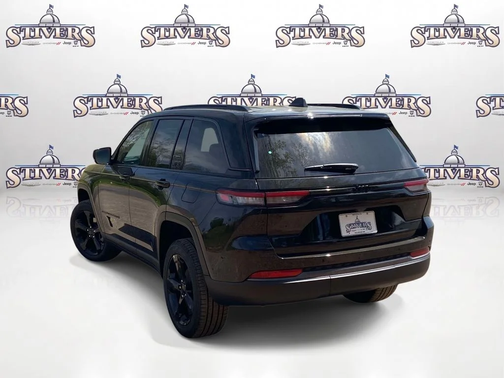 New 2026 Diamond Black Crystal Pearl-Coat Exterior Paint Jeep Limited image 4