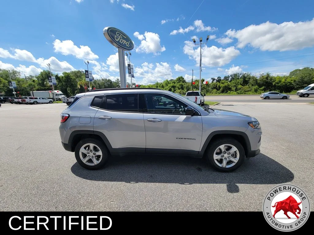 Used 2024  Jeep Latitude image 6