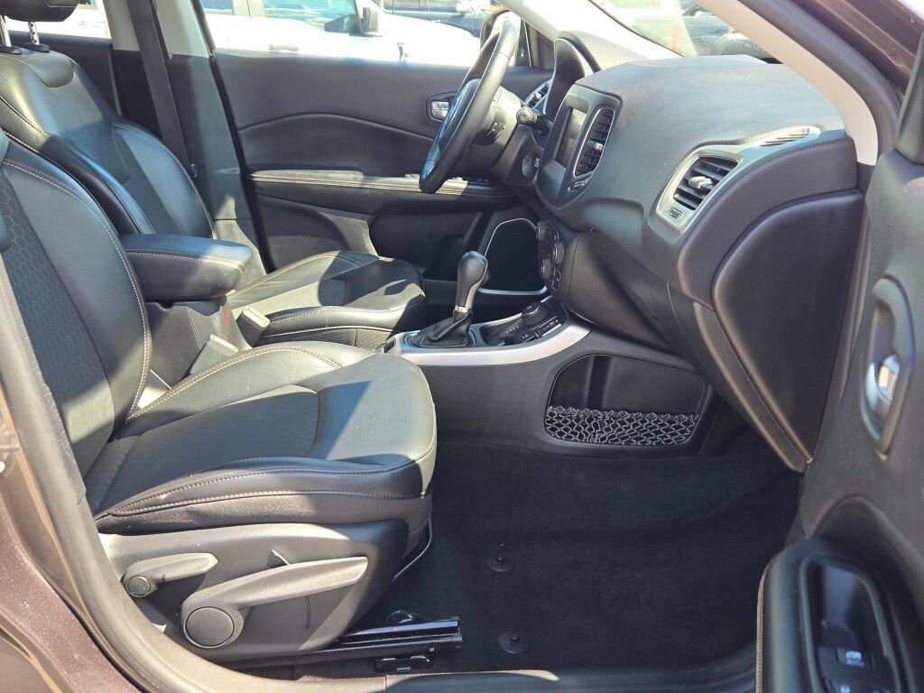 Used 2018 Gray Jeep Latitude image 5