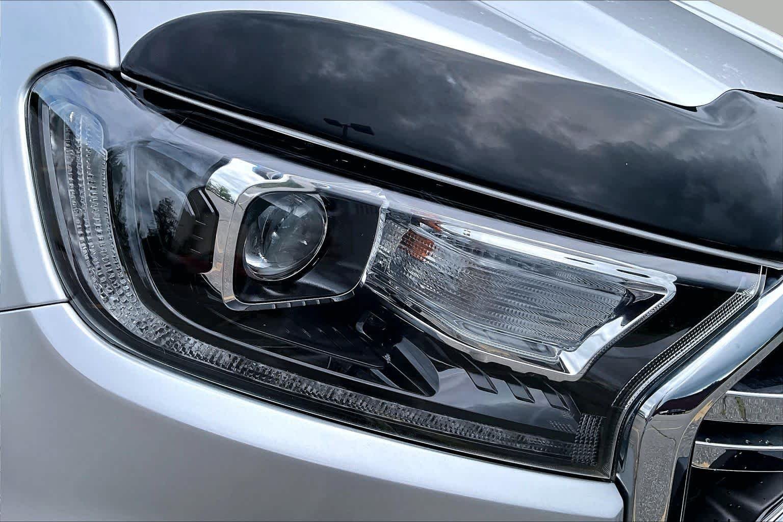 Used 2019 Ingot Silver Ford LARIAT image 27