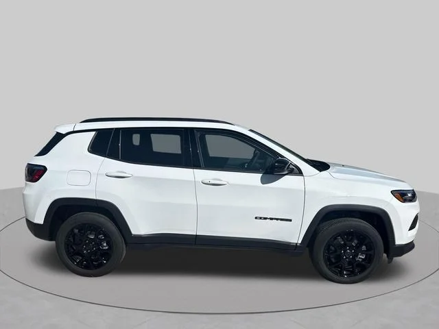 New 2026 Bright White Clear-Coat Exterior Paint Jeep Latitude image 9