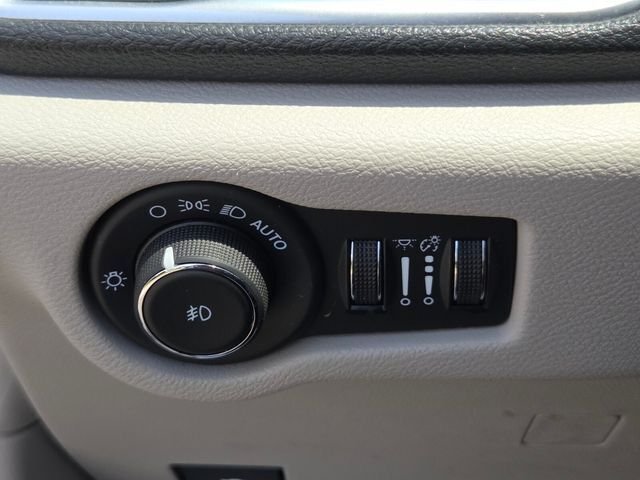 Used 2024 Silver Chrysler Limited image 25