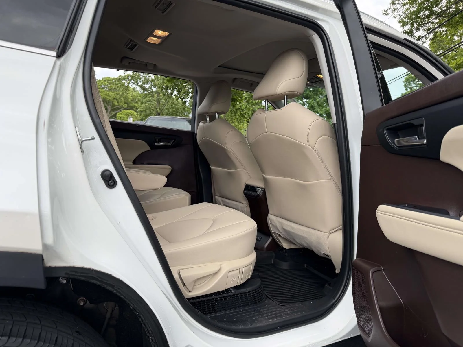 Used 2021 White Toyota XLE image 15