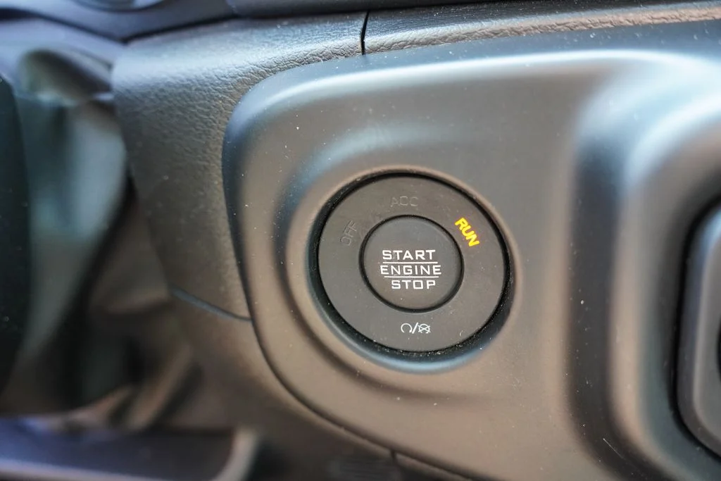 Used 2022 Silver Zynith Clearcoat Jeep Overland image 30