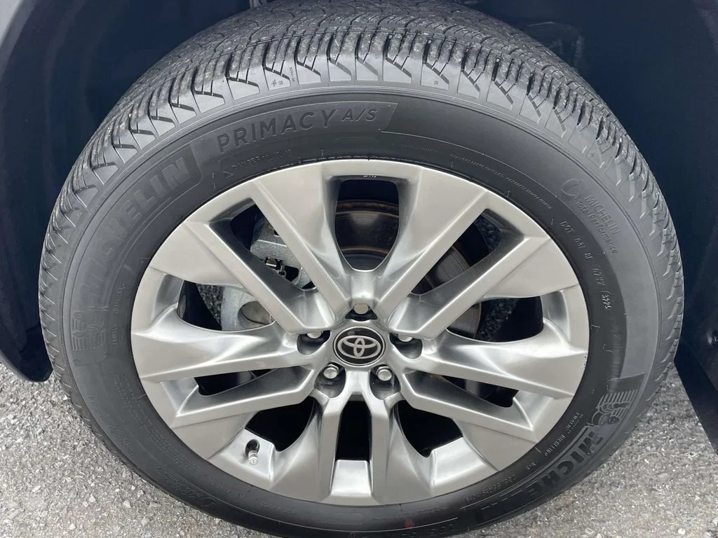 Used 2025 Wind Chill Pearl Toyota XLE Premium image 7