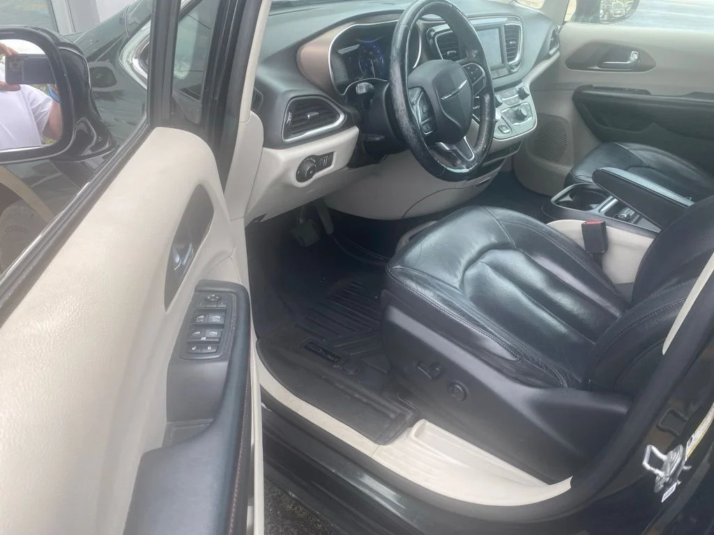 Used 2019 Brilliant Black Crystal Pearlcoat Chrysler Touring L image 9