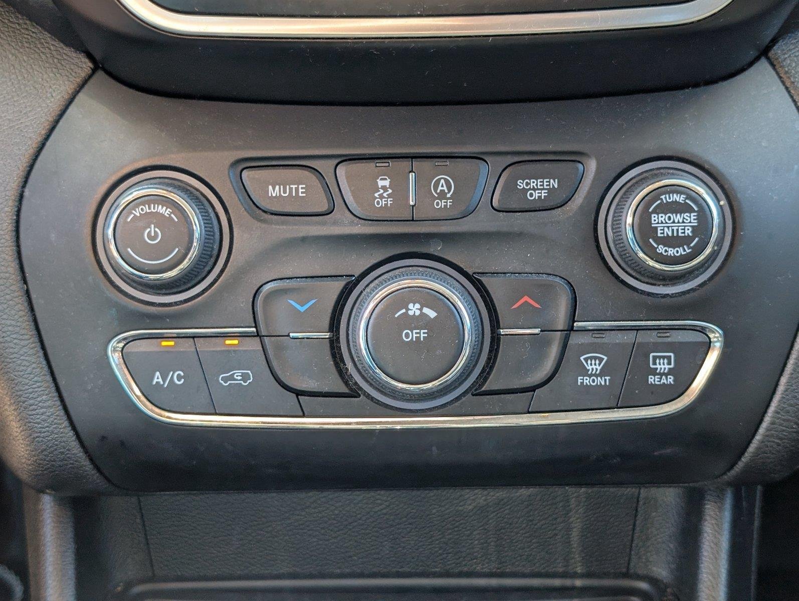 Used 2021 Diamond Black Crystal Pearlcoat Jeep Altitude image 24